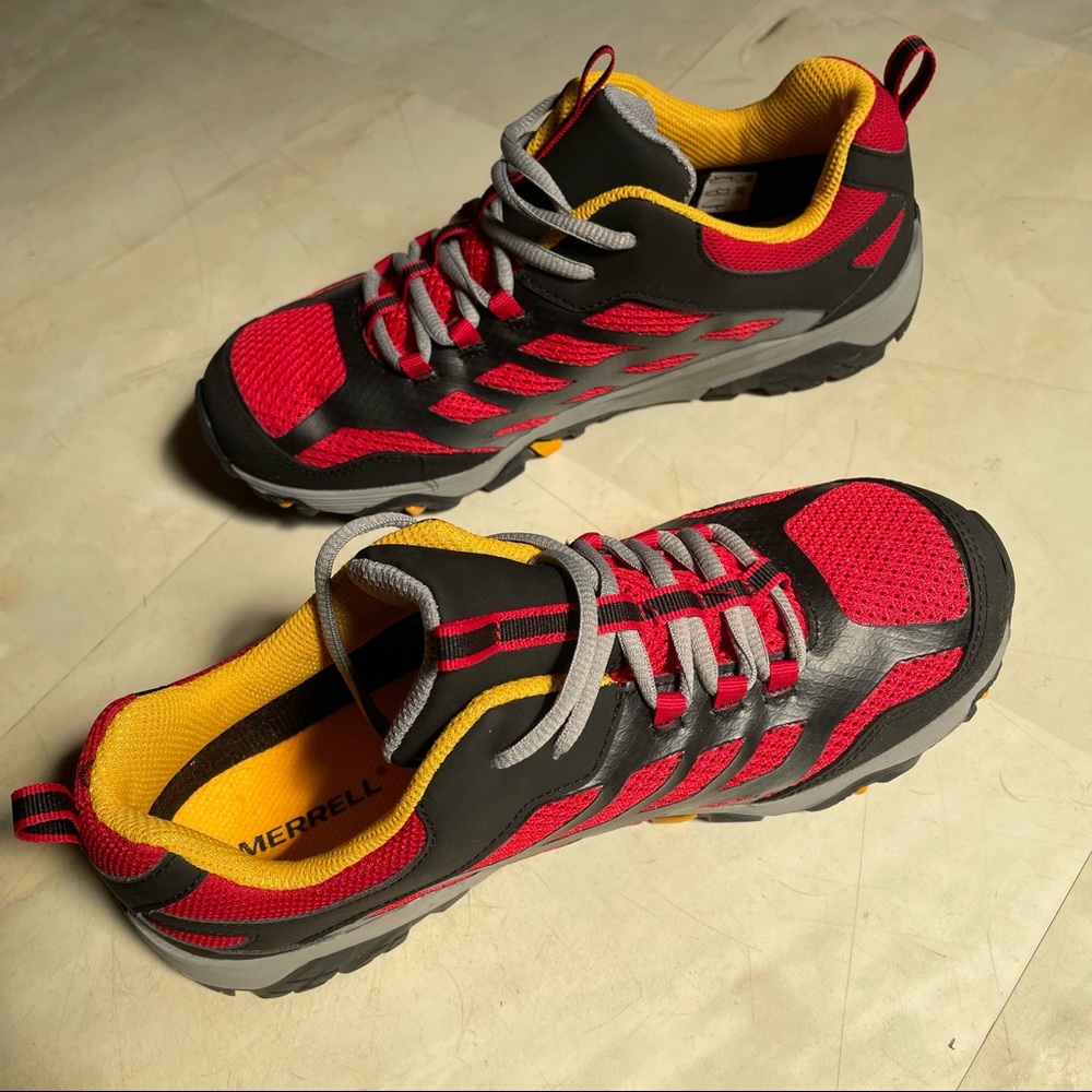 LIKE NEW Merrell Waterproof hiking MOAB kid's boys waterproof sneakers boots